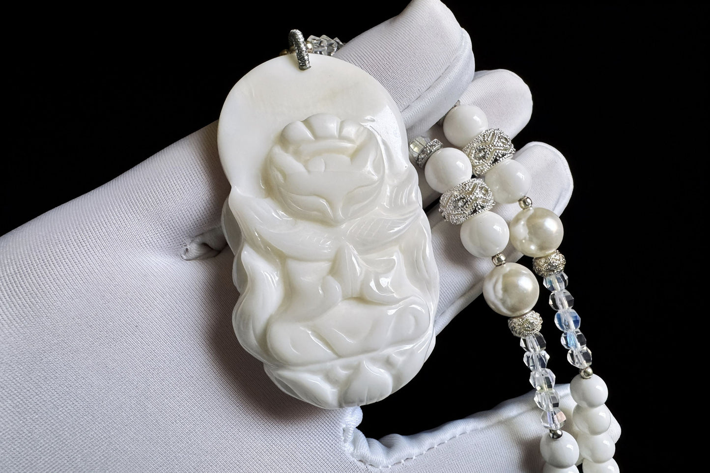 Natural Tridacnae Fox Spirit Pendant Necklace, Hand Carved Tridacnae Fluted Giant Clam Nine Tailed Fox, 天然砗磲全玉化料手工雕刻九尾狐修仙吊坠配砗磲珠链