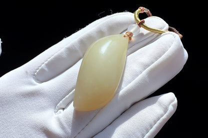 Natural Russian Nephrite Jade Pendant in Light Sugar Color, Oufen Nephrite Pendant Necklace, 天然俄料和田玉糖白玉随形吊坠