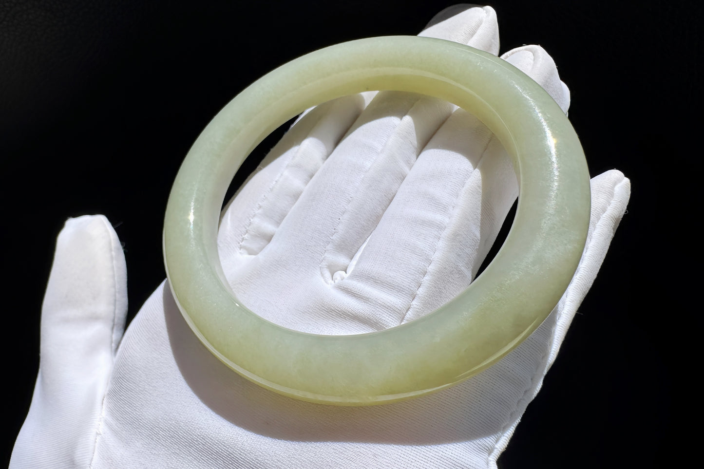 56mm Natural Hetian Nephrite Jade Bangle in Light Green Color, Icy Nephrite Bangle, 天然和田玉青海料晴水色圆镯手镯