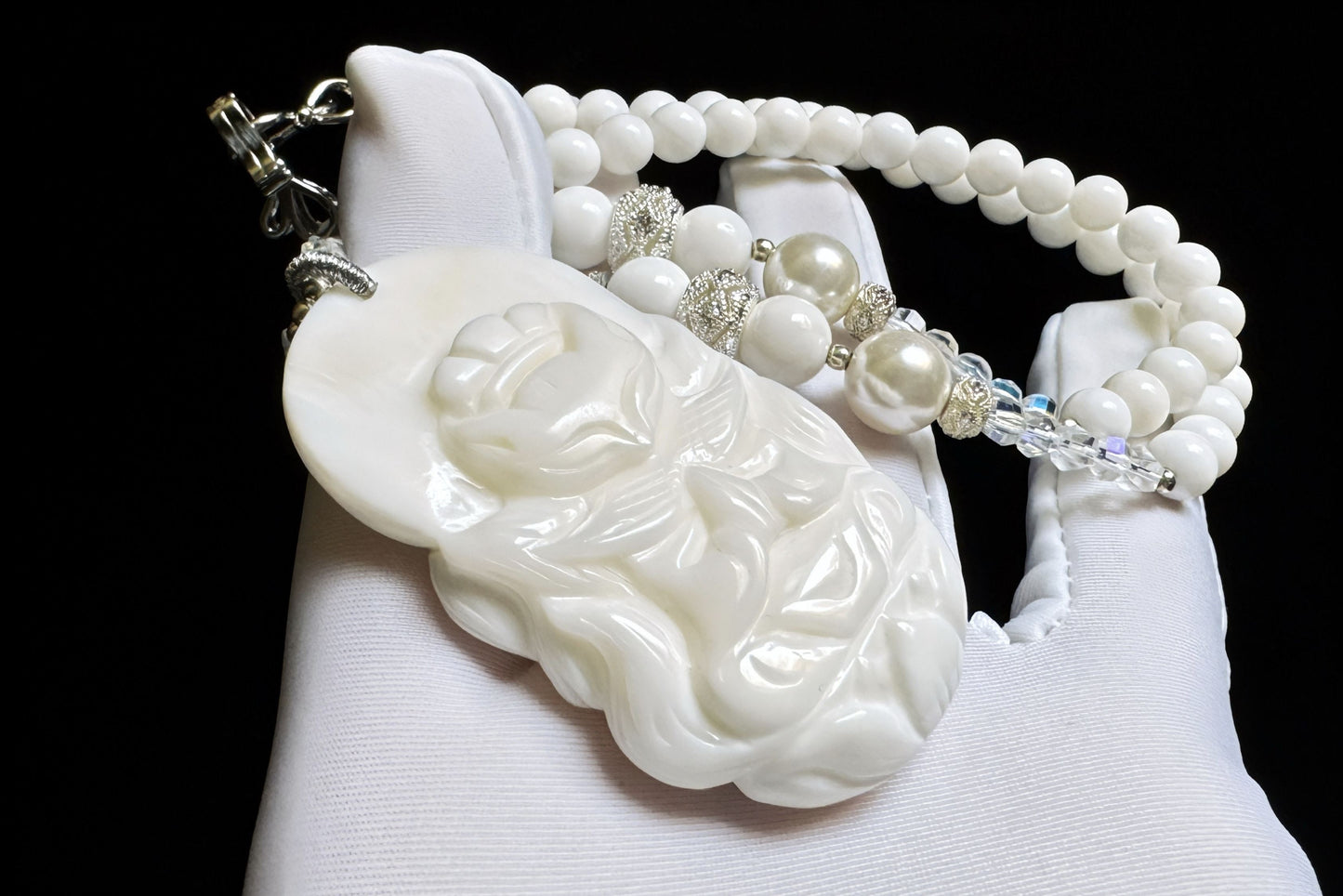 Natural Tridacnae Fox Spirit Pendant Necklace, Hand Carved Tridacnae Fluted Giant Clam Nine Tailed Fox, 天然砗磲全玉化料手工雕刻九尾狐修仙吊坠配砗磲珠链