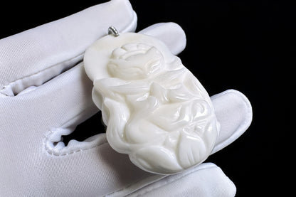 Natural Tridacnae Fox Spirit Pendant Necklace, Hand Carved Tridacnae Fluted Giant Clam Nine Tailed Fox, 天然砗磲全玉化料手工雕刻九尾狐修仙吊坠配砗磲珠链