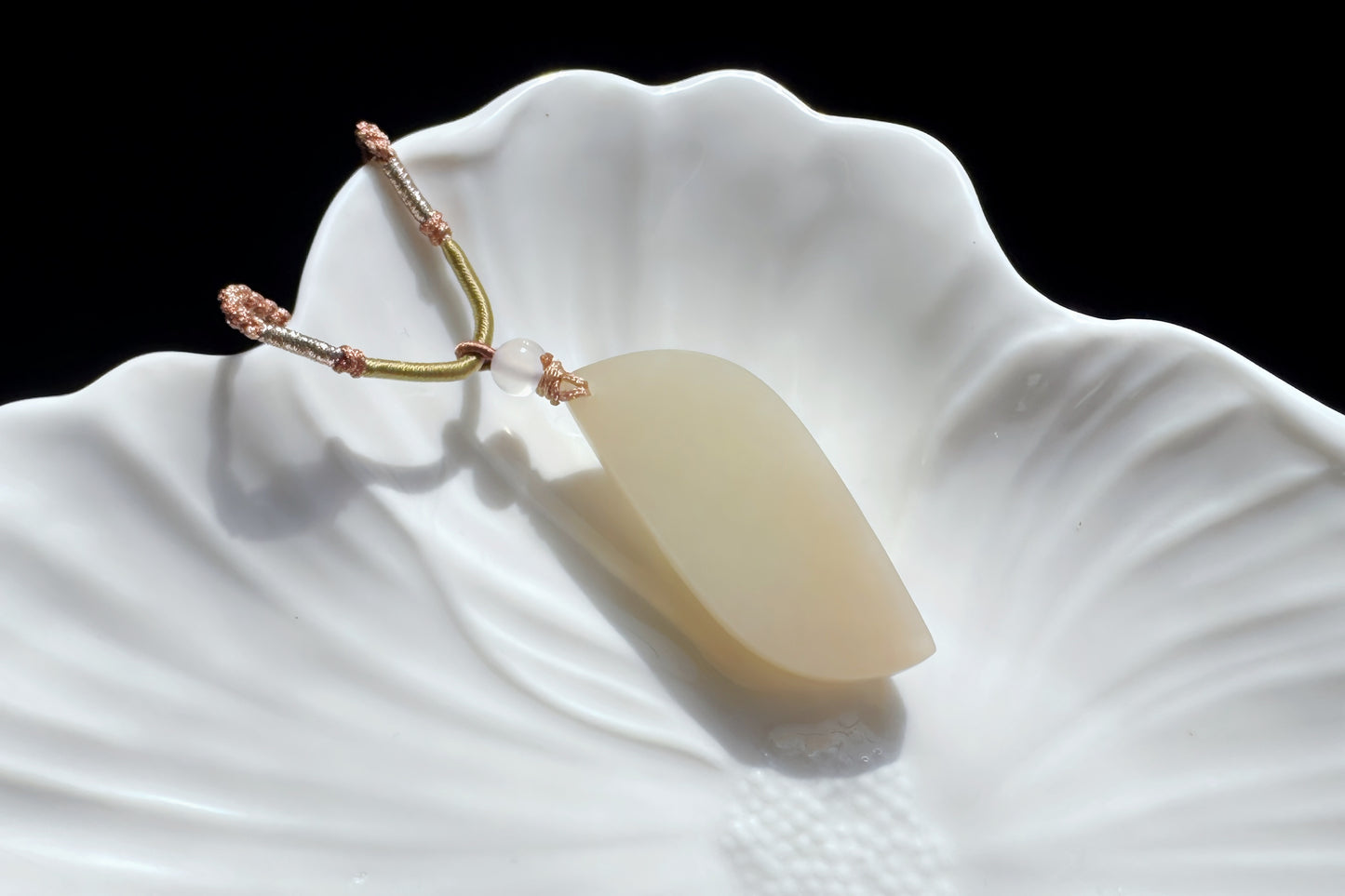 Natural Russian Nephrite Jade Pendant in Light Sugar Color, Oufen Nephrite Pendant Necklace, 天然俄料和田玉糖白玉随形吊坠