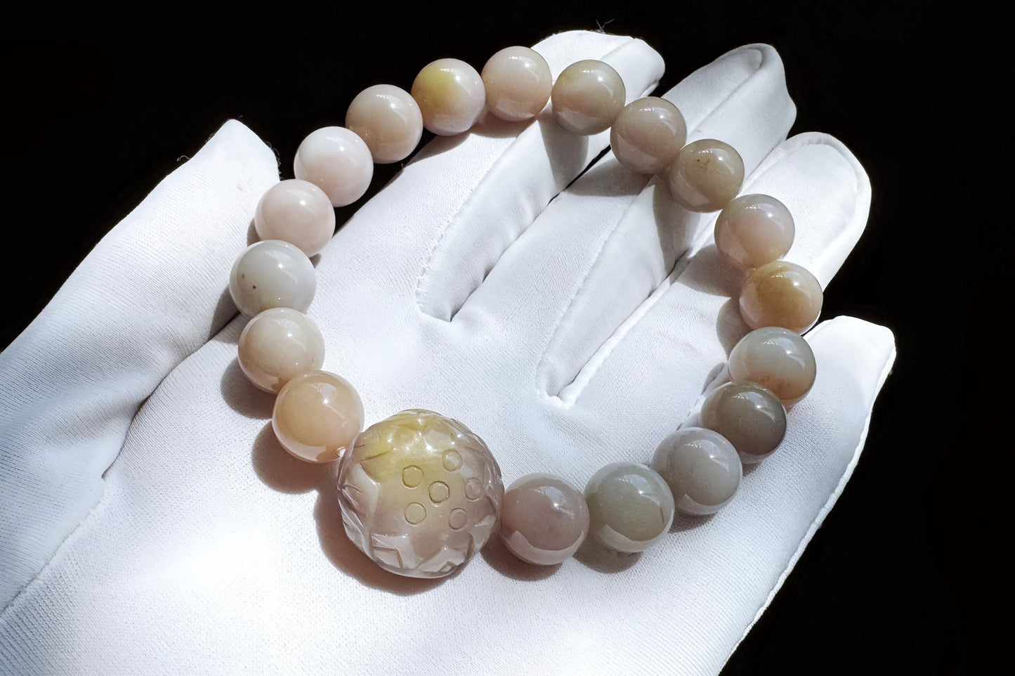 Natural Yanyuan Agate Beaded Bracelet in Pastel Colors and Carved Yanyuan Lotus Charm, 天然盐源玛瑙马卡龙色系圆珠手串搭配盐源莲花珠