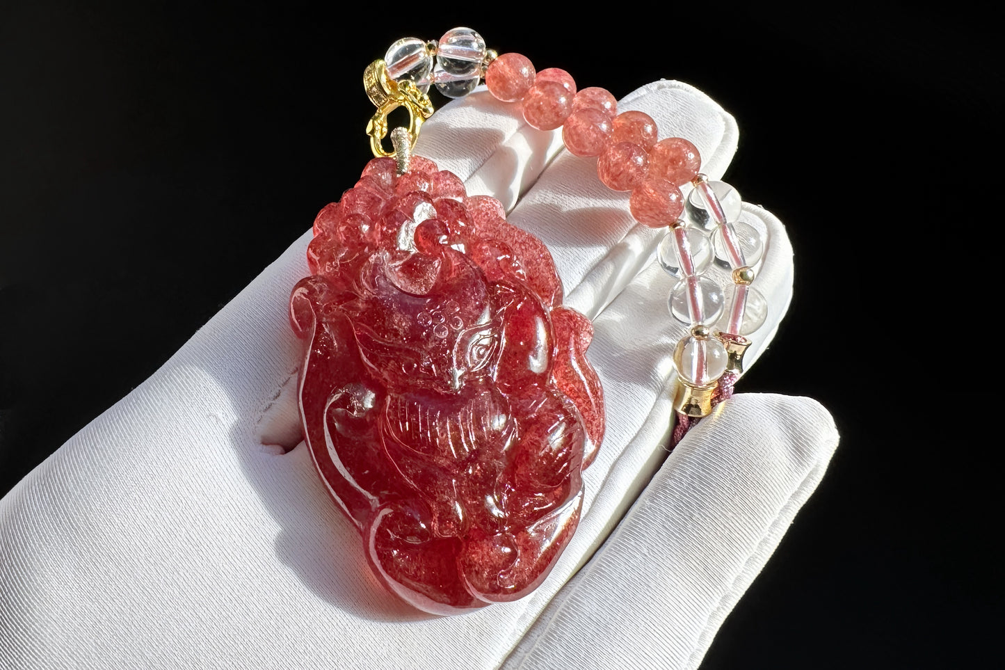 Top Grade Pigeon Blood Strawberry Quartz Hand Carved Nine Tailed Fox Pendant, Carved Strawberry Quartz Crystal, 天然极品鸽血红草莓晶手工雕刻九尾狐吊坠