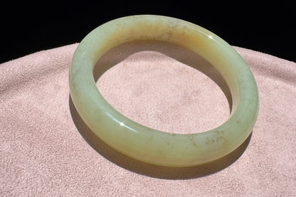 57mm Natural Yellow Hetian Nephrite Jade Bangle, Icy Nephrite Jade Bangle with Brown Sugar Vein lines 天然和田玉黄口带糖化纹圆镯手镯