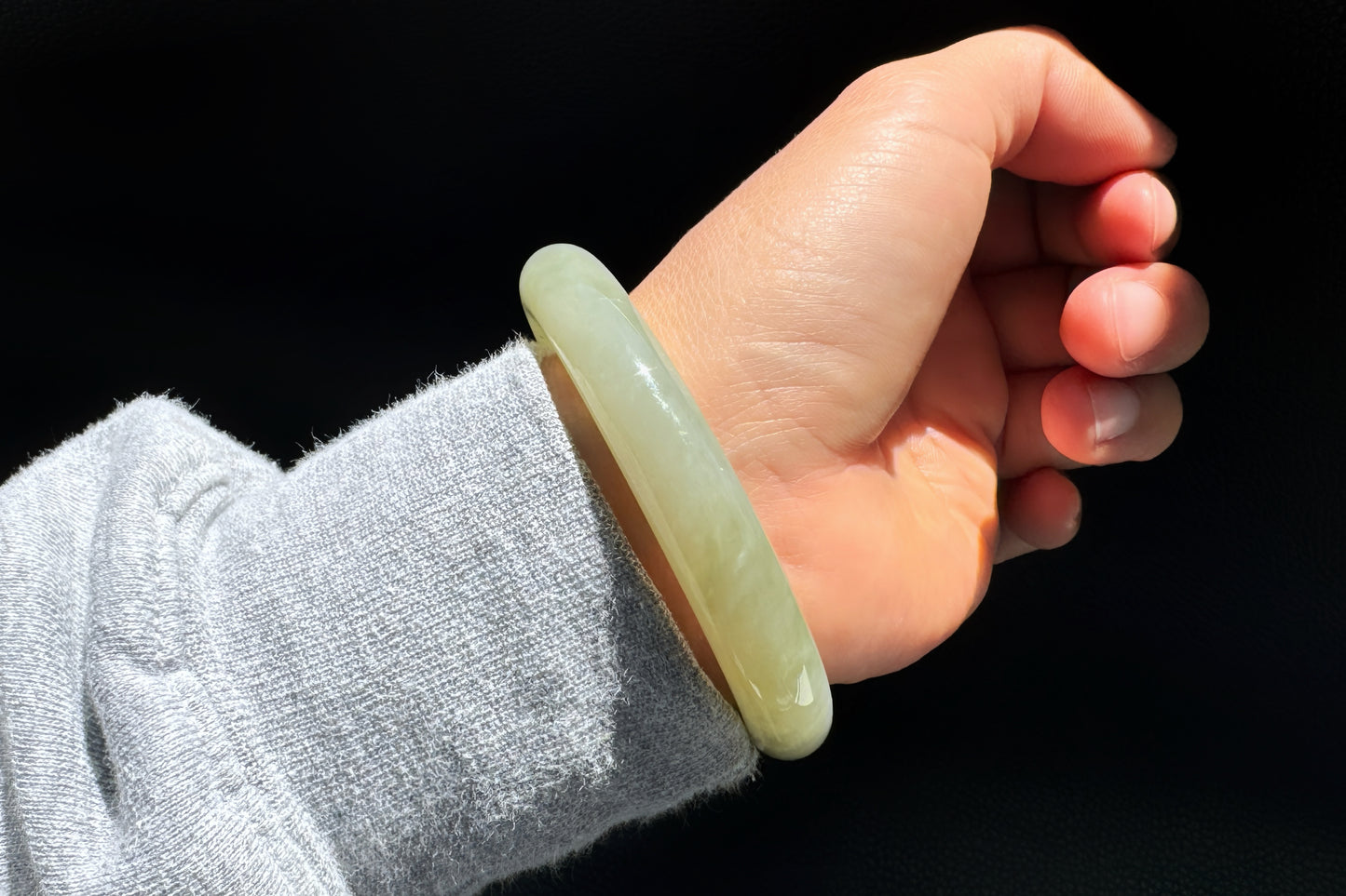 56mm Natural Hetian Nephrite Jade Bangle in Light Green Color, Icy Nephrite Bangle, 天然和田玉青海料晴水色圆镯手镯