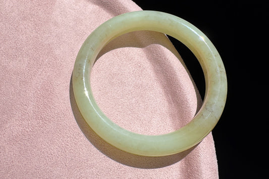 57mm Natural Yellow Hetian Nephrite Jade Bangle, Icy Nephrite Jade Bangle with Brown Sugar Vein lines 天然和田玉黄口带糖化纹圆镯手镯