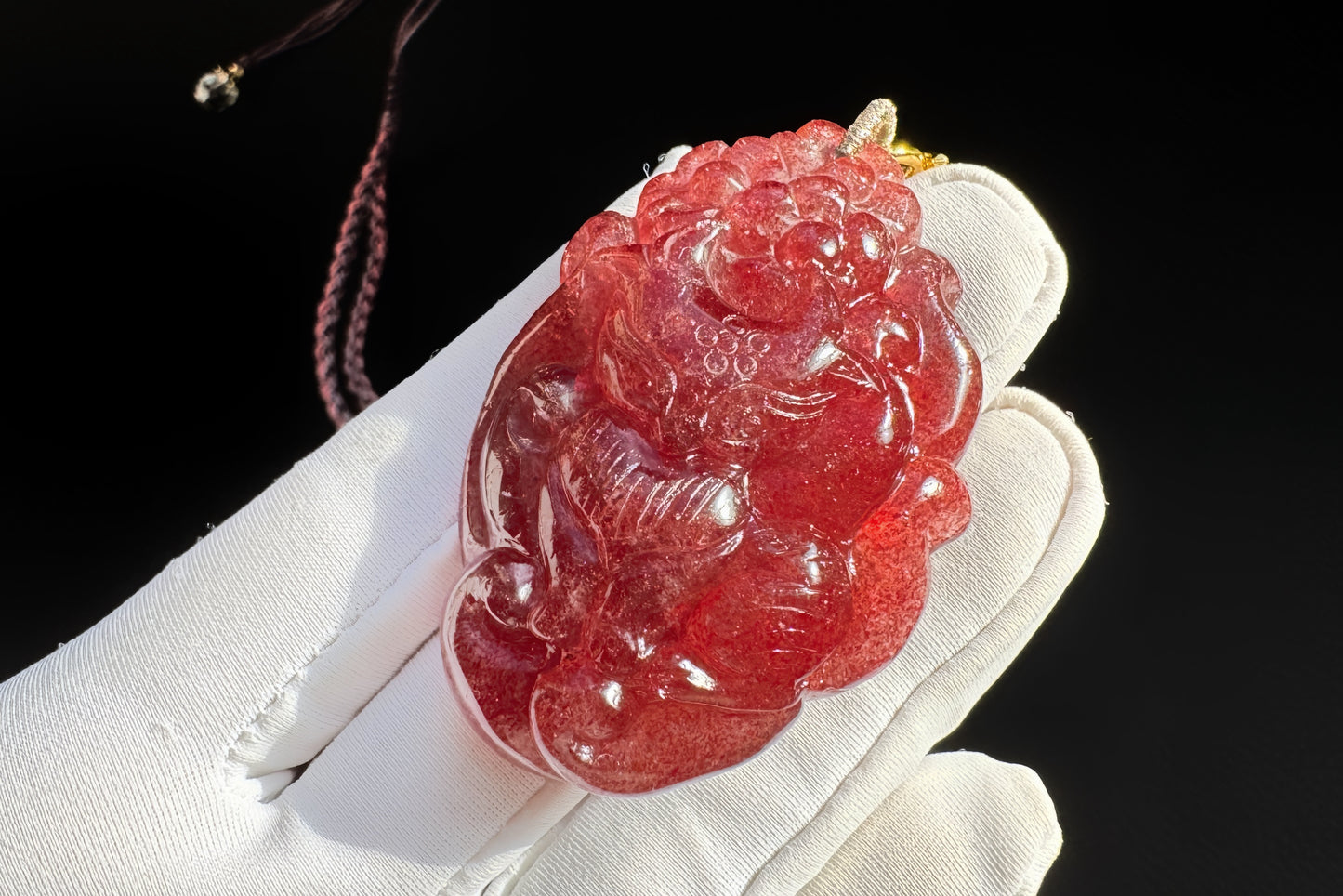Top Grade Pigeon Blood Strawberry Quartz Hand Carved Nine Tailed Fox Pendant, Carved Strawberry Quartz Crystal, 天然极品鸽血红草莓晶手工雕刻九尾狐吊坠