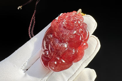 Top Grade Pigeon Blood Strawberry Quartz Hand Carved Nine Tailed Fox Pendant, Carved Strawberry Quartz Crystal, 天然极品鸽血红草莓晶手工雕刻九尾狐吊坠