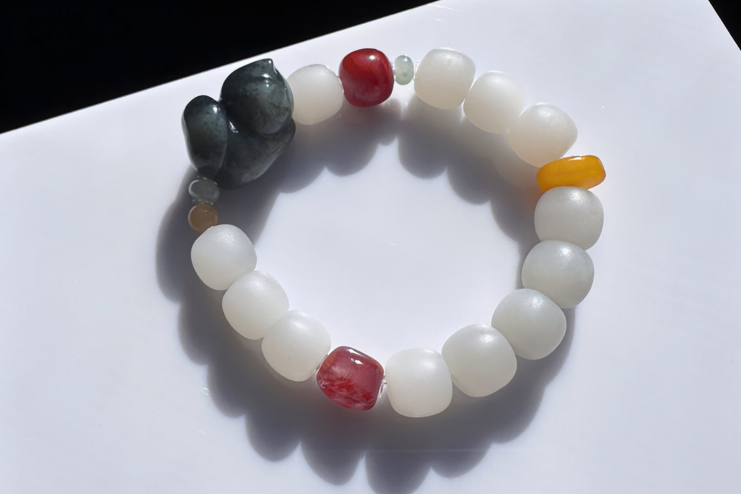 Natural Light Gray Nephrite Jade Bracelet with Black Nephrite Cat, Nanhong agate Bead Jadeite Jade, Nephrite Beads, 天然柔光浅烟灰白老型珠和田玉青花趴猫南红手串