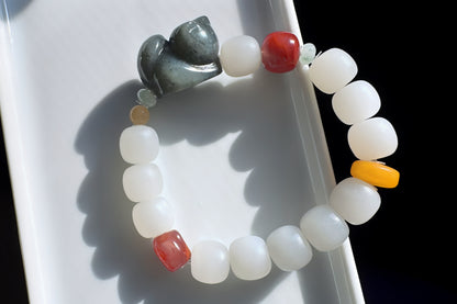 Natural Light Gray Nephrite Jade Bracelet with Black Nephrite Cat, Nanhong agate Bead Jadeite Jade, Nephrite Beads, 天然柔光浅烟灰白老型珠和田玉青花趴猫南红手串