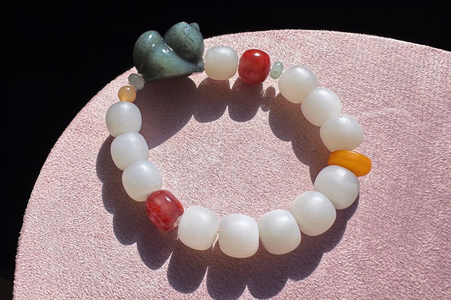 Natural Light Gray Nephrite Jade Bracelet with Black Nephrite Cat, Nanhong agate Bead Jadeite Jade, Nephrite Beads, 天然柔光浅烟灰白老型珠和田玉青花趴猫南红手串