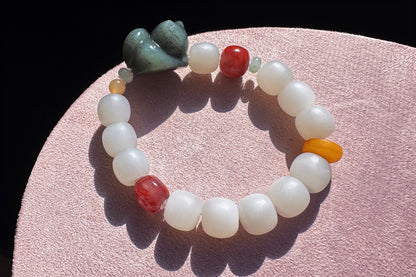 Natural Light Gray Nephrite Jade Bracelet with Black Nephrite Cat, Nanhong agate Bead Jadeite Jade, Nephrite Beads, 天然柔光浅烟灰白老型珠和田玉青花趴猫南红手串