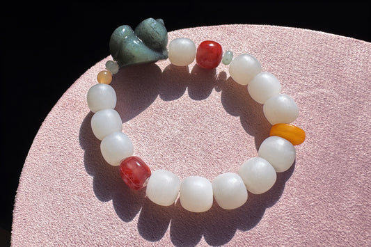 Natural Light Gray Nephrite Jade Bracelet with Black Nephrite Cat, Nanhong agate Bead Jadeite Jade, Nephrite Beads, 天然柔光浅烟灰白老型珠和田玉青花趴猫南红手串