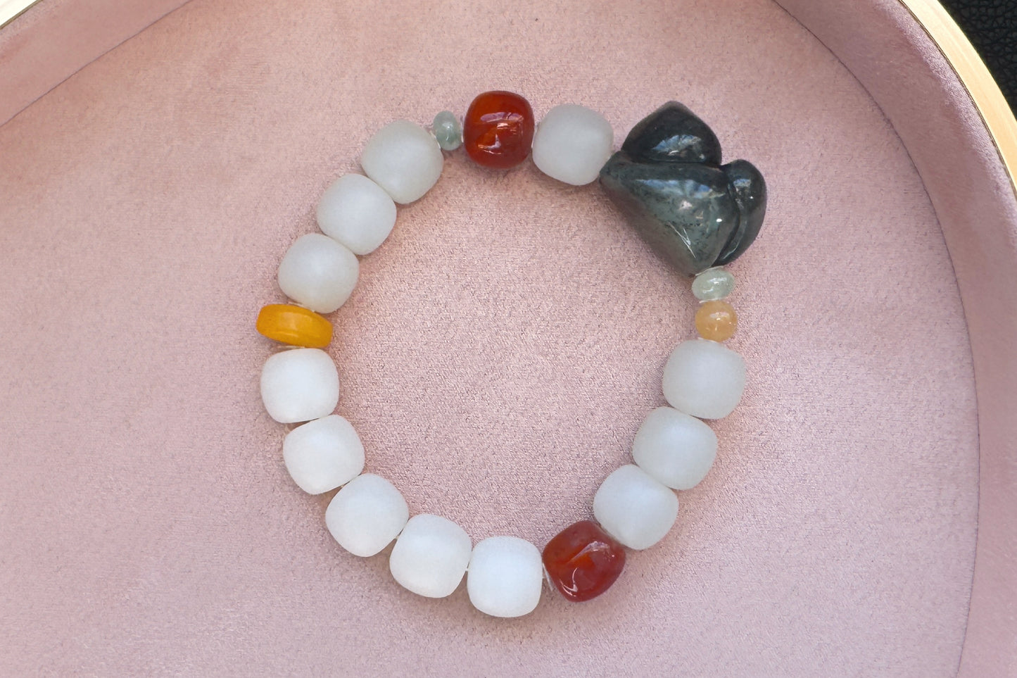 Natural Light Gray Nephrite Jade Bracelet with Black Nephrite Cat, Nanhong agate Bead Jadeite Jade, Nephrite Beads, 天然柔光浅烟灰白老型珠和田玉青花趴猫南红手串