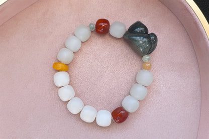 Natural Light Gray Nephrite Jade Bracelet with Black Nephrite Cat, Nanhong agate Bead Jadeite Jade, Nephrite Beads, 天然柔光浅烟灰白老型珠和田玉青花趴猫南红手串