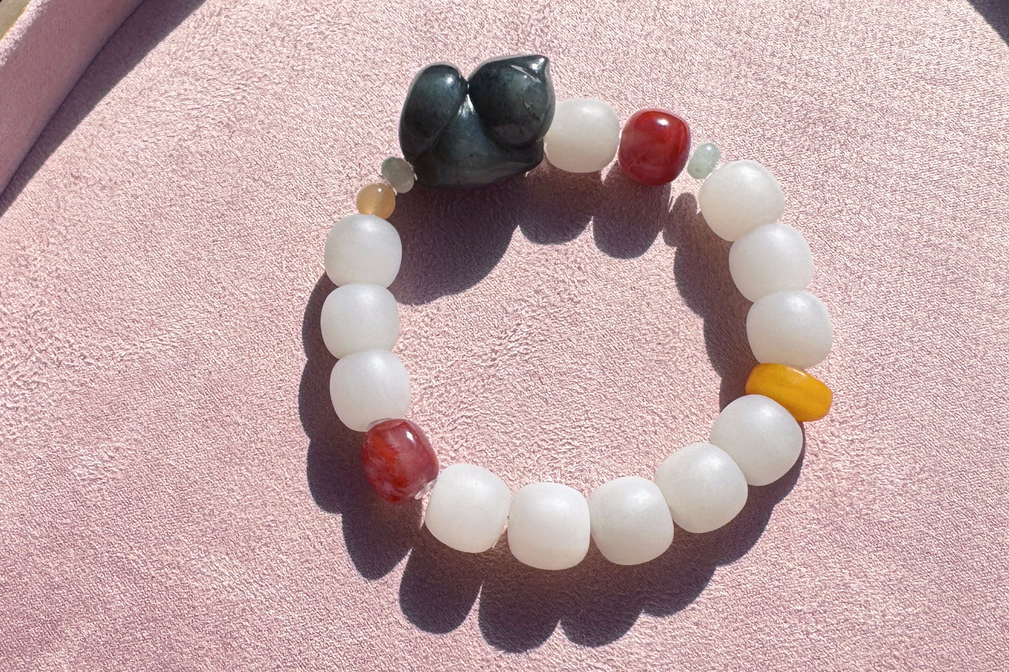 Natural Light Gray Nephrite Jade Bracelet with Black Nephrite Cat, Nanhong agate Bead Jadeite Jade, Nephrite Beads, 天然柔光浅烟灰白老型珠和田玉青花趴猫南红手串