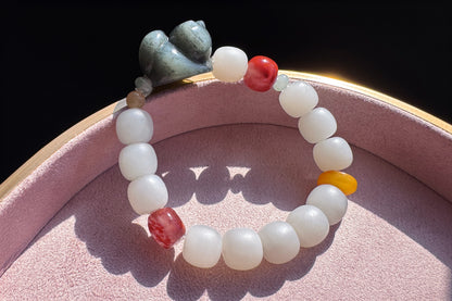 Natural Light Gray Nephrite Jade Bracelet with Black Nephrite Cat, Nanhong agate Bead Jadeite Jade, Nephrite Beads, 天然柔光浅烟灰白老型珠和田玉青花趴猫南红手串
