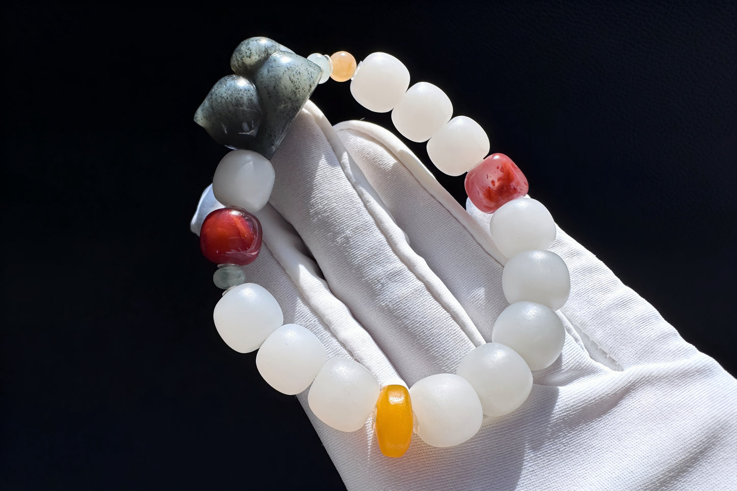 Natural Light Gray Nephrite Jade Bracelet with Black Nephrite Cat, Nanhong agate Bead Jadeite Jade, Nephrite Beads, 天然柔光浅烟灰白老型珠和田玉青花趴猫南红手串