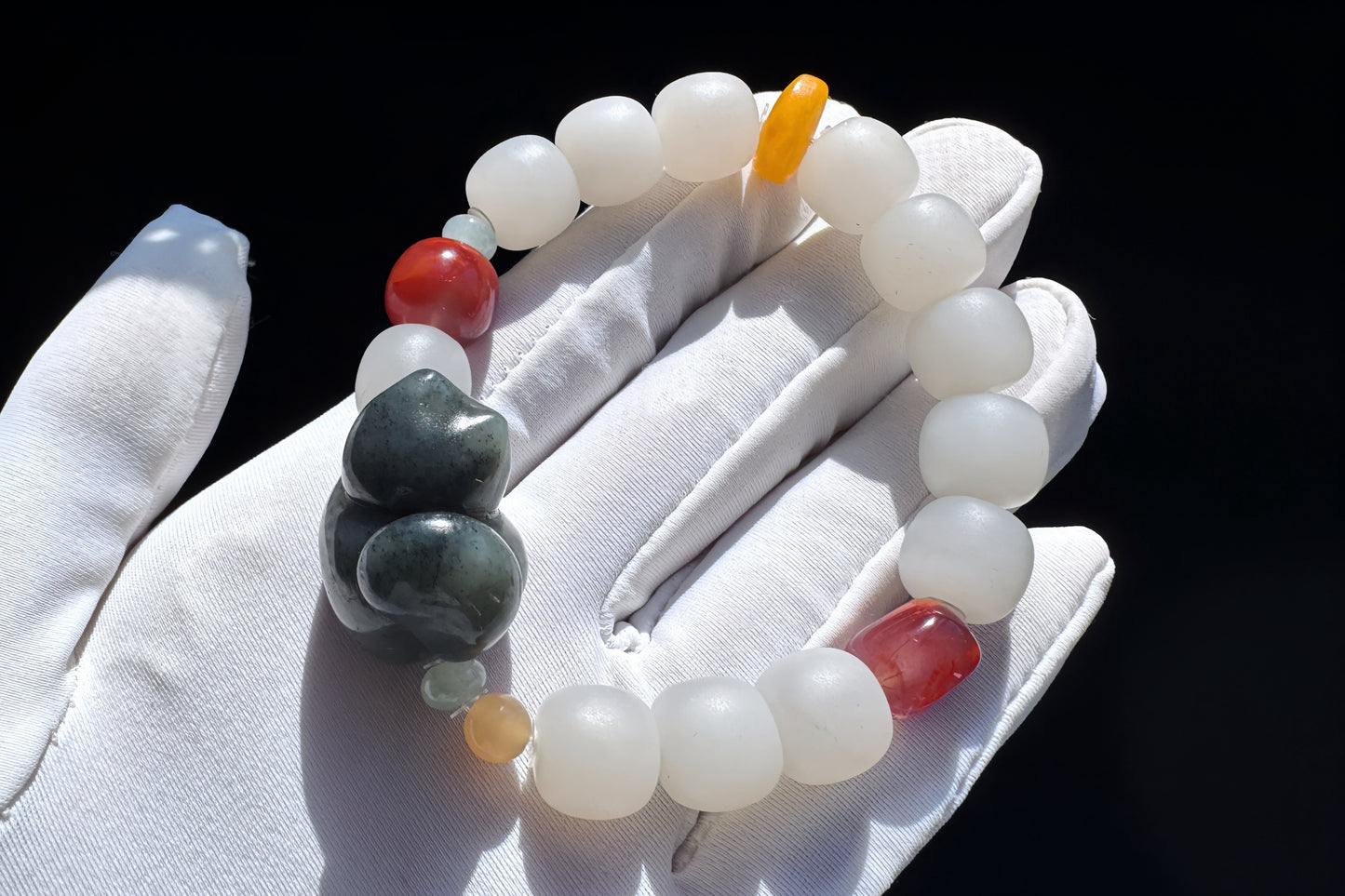 Natural Light Gray Nephrite Jade Bracelet with Black Nephrite Cat, Nanhong agate Bead Jadeite Jade, Nephrite Beads, 天然柔光浅烟灰白老型珠和田玉青花趴猫南红手串