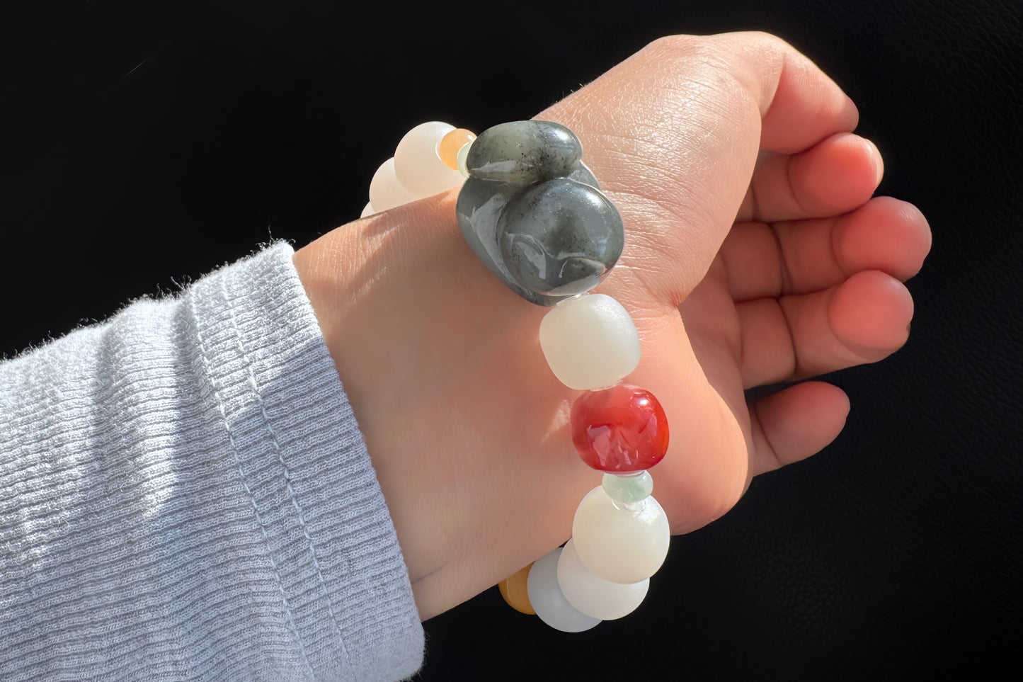 Natural Light Gray Nephrite Jade Bracelet with Black Nephrite Cat, Nanhong agate Bead Jadeite Jade, Nephrite Beads, 天然柔光浅烟灰白老型珠和田玉青花趴猫南红手串